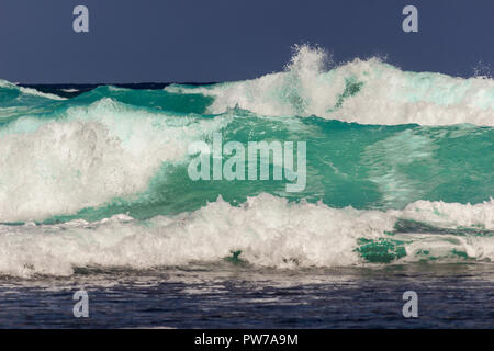 Le fracas des vagues dans l'eau turquoise tropical. Banque D'Images