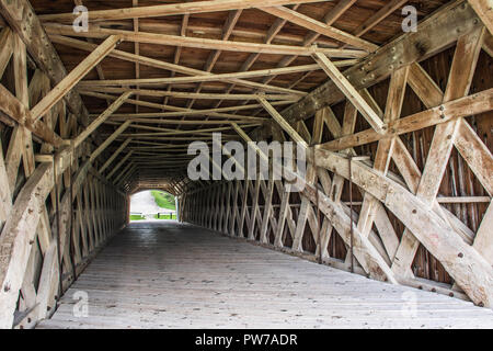 L'intérieur du treillis Holliwell historique pont couvert, Winterset, Madison County, Iowa, États-Unis Banque D'Images