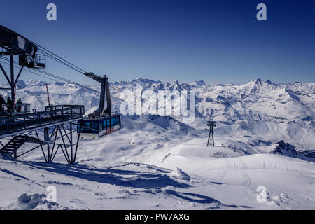 Vues autour de l'Espace Killy les stations de ski de Tignes et Val D'Isère sur une fantastique journée d'hiver de février. L'Espace Killy est un nom donné à une zone de ski Banque D'Images