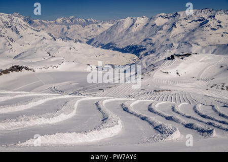 Vues autour de l'Espace Killy les stations de ski de Tignes et Val D'Isère sur une fantastique journée d'hiver de février. L'Espace Killy est un nom donné à une zone de ski Banque D'Images
