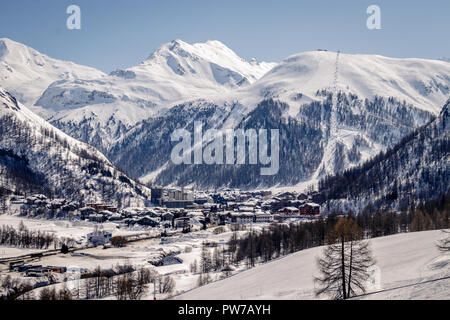 Vues autour de l'Espace Killy les stations de ski de Tignes et Val D'Isère sur une fantastique journée d'hiver de février. L'Espace Killy est un nom donné à une zone de ski Banque D'Images