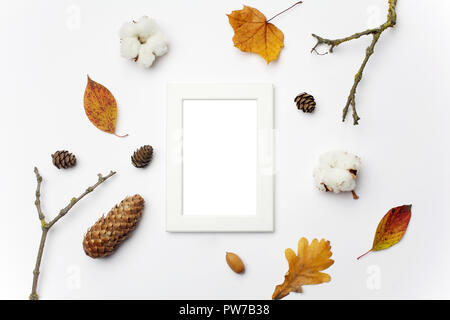 Cadre Photo d'automne, fleurs séchées et de feuilles sur fond blanc. Télévision lay, copy space Banque D'Images