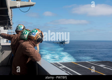 181009-N-RB149-0563 de l'OCÉAN PACIFIQUE (oct. 9, 2018) marins observer les opérations de vol à bord de la classe Nimitz porte-avions USS Carl Vinson (CVN 70). (U.S. Photo par marine Spécialiste de la communication de masse Seaman Nicholas Carter/libérés) Banque D'Images