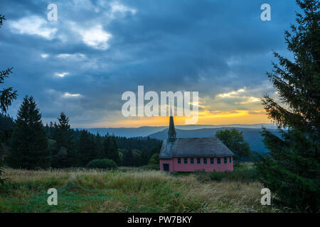 Petite chapelle dans la forêt noire nature paysage au lever du soleil Banque D'Images