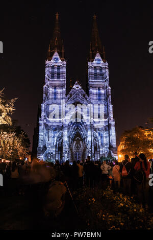 PRAGUE, CZ - 11 octobre 2018 : compte à rebours Videomapping Saint Ludmila église à la lumière de signal 2018 Prague Festival. République tchèque Banque D'Images