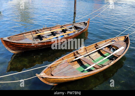 Beaux bateaux en bois dans la région de Harbour Kristiansand Norvège Banque D'Images