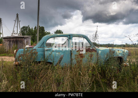 Riga, Lettonie. 16 août, 2013. Un classique de l'ère soviétique Moskvich 402 automobile dans une ferme en dehors de la Lettonie, Riga. Banque D'Images