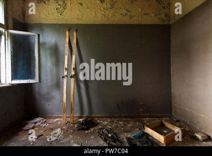 Riga, Lettonie. 21 août, 2014. Skis laissés dans une maison abandonnée à Kuldiga, la Lettonie.