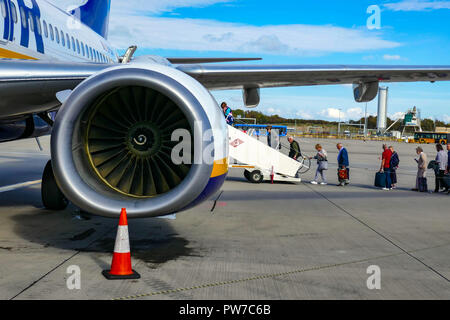 Les passagers qui attendent par Ryanair Boeing 737 à Londres, l'aéroport de Stansted, Banque D'Images