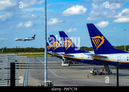 Tail-fins de Ryanair Boeing 737 avec logo à Londres, l'aéroport de Stansted, Banque D'Images