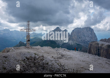 Croix de fer sur Sass Pordoi haut de dans les Dolomites italiennes Banque D'Images