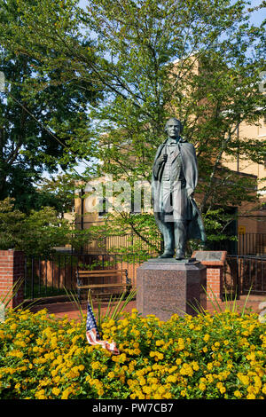 Greeneville, TN, USA-10-2-18 : une statue du président Andrew Johnson se trouve dans l'Andrew Johnson National Historic Site à Greeneville. Banque D'Images