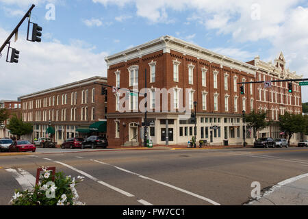 Greeneville, TN, USA-10-2-18 : le massif le général Morgan Inn, construit en 1884, dans le centre-ville de Greeneville. Banque D'Images