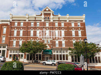 Greeneville, TN, USA-10-2-18 : le massif le général Morgan Inn, construit en 1884, dans le centre-ville de Greeneville. Banque D'Images