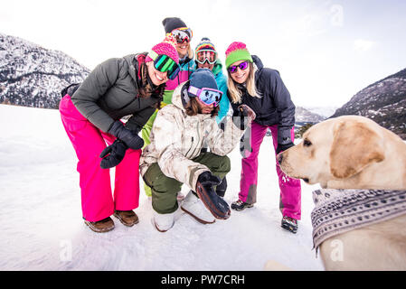 Heureux groupe de personnes s'amusant sur - vacances d'hiver avec des amis faire la fête en plein air habineige Banque D'Images