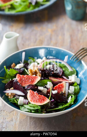 Betteraves rôties, salade Feta et figues Banque D'Images
