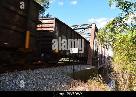 Un train de marchandises passe au-dessus de la rivière Tar sur un pont à chevalets en acier à Rocky Mount, Caroline du Nord. Banque D'Images