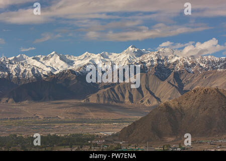 La gamme Stok, avec 6,123m Stok Kangri, passant au-dessus de Leh, Ladakh, Inde Banque D'Images