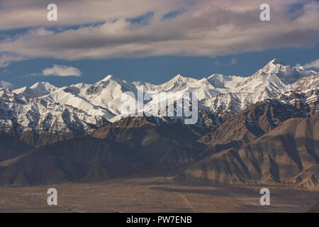 La gamme Stok, avec 6,123m Stok Kangri, passant au-dessus de Leh, Ladakh, Inde Banque D'Images