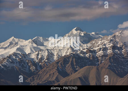 La gamme Stok, avec 6,123m Stok Kangri, passant au-dessus de Leh, Ladakh, Inde Banque D'Images