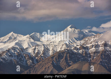 La gamme Stok, avec 6,123m Stok Kangri, passant au-dessus de Leh, Ladakh, Inde Banque D'Images