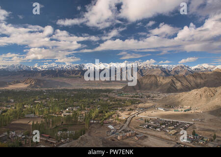 La gamme Stok, avec 6,123m Stok Kangri, passant au-dessus de Leh, Ladakh, Inde Banque D'Images