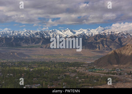 La gamme Stok, avec 6,123m Stok Kangri, passant au-dessus de Leh, Ladakh, Inde Banque D'Images