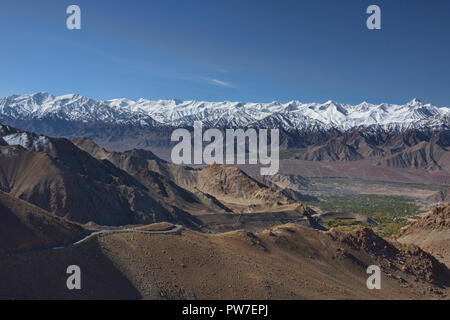 La gamme Stok Kangri, avec Stok (6123m) et de la ville de Leh, vu depuis le Khardung La Pass, Ladakh, Inde Banque D'Images