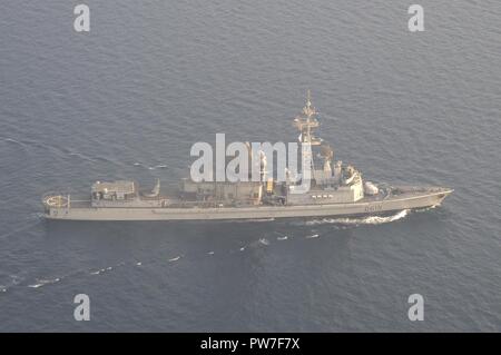 Le Golfe Arabique (sept. 19, 2017) La marine française Cassard-class destroyer de défense aérienne Jean Bart (D615) les transits dans le golfe Arabe. Jean Bart est avec le groupe aéronaval du Nimitz pour améliorer l'interopérabilité entre les pays partenaires. Banque D'Images