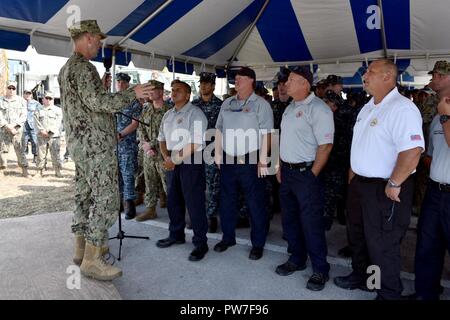 KEY WEST, Floride (sept. 21, 2017) Le chef des opérations navales (ONC) Adm. John Richardson et Master Chief Petty Officer de la Marine (MCPON) Steven Giordano tenir un appel mains libres avec un petit groupe de Naval Air Station (NAS) Key West marins, civils, et le personnel de gestion des urgences d'aider avec les efforts de récupération à la suite de l'ouragan l'Irma. Banque D'Images