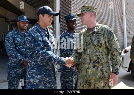 KEY WEST, Floride (sept. 21, 2017) Master Chief Petty Officer de la Marine (MCPON) Steven Giordano parle avec des marins du Naval Air Station (NAS) Key West Port Operations lors d'une prospection dans les dommages et les efforts de rétablissement à bord Key West NAS après l'Ouragan Irma. Chef des opérations navales (ONC) Adm. John Richardson et MCPON a également tenu un appel mains libres avec un petit groupe d'AN Key West marins, civils, et le personnel de gestion des urgences d'aider à la récupération. Banque D'Images