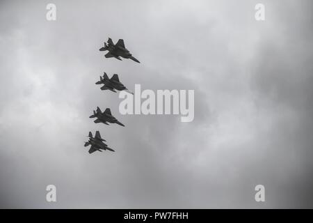 Quatre F-15 Strike Eagles volent au-dessus de la foule à la 2017 Marine Corps Air Station Miramar Air Show au MCAS Miramar, Californie, 22 septembre. Le thème pour le salon est "un hommage aux anciens combattants du Vietnam" et dispose de plusieurs représentations et affiche reconnaissant les sacrifices des anciens combattants du Vietnam. Le salon présente également des participants civils de classe mondiale, les équipes de démonstration de vol militaire, les capacités du groupe de travail air-sol marin et célèbrent notre relation de longue date avec nos voisins de la communauté de San Diego. Banque D'Images