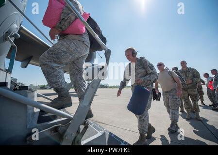 Aviateurs du Kentucky Air National Guard's 123e réponse d'un conseil d'administration du Groupe West Virginia Air National Guard C-17 à la base de la Garde nationale aérienne du Kentucky à Louisville, Ky., 23 septembre 2017, à l'appui de l'Ouragan Maria les opérations de récupération. Trente-deux membres de l'unité se déploient à San Juan, Puerto Rico pour établir un centre de fret aérien à traiter des approvisionnements de secours. Banque D'Images