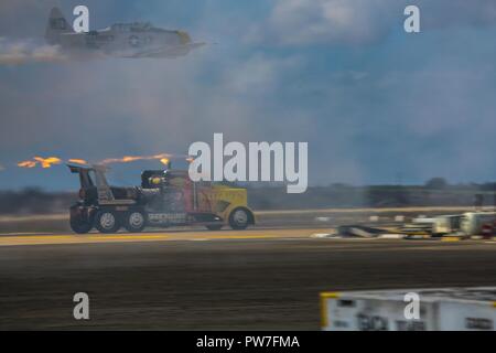 La Shockwave Jet camion traverse la ligne de vol au cours de la 2017 Marine Corps Air Station Miramar Air Show au MCAS Miramar, Californie, 23 septembre . Le thème pour le salon est "un hommage aux anciens combattants du Vietnam" et dispose de plusieurs représentations et affiche reconnaissant les sacrifices des anciens combattants du Vietnam. Il offre également aux visiteurs l'occasion de voir le Corps des Marines, la marine, la Force aérienne, l'armée et les avions civils qui s'étend à 70 ans ainsi que pour les clients permet de prendre un regard direct sur l'équipement tactique du Corps des Marines. Banque D'Images