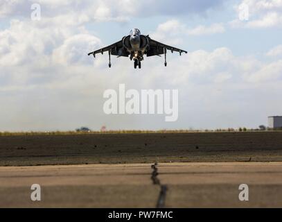 Un AV-8B Harrier II plane au-dessus de la ligne de vol, démontrant l'avion capacités pendant la 2017 Marine Corps Air Station Miramar Air Show au MCAS Miramar, Californie, 23 septembre. Le thème pour le salon est "un hommage aux anciens combattants du Vietnam" et dispose de plusieurs représentations et affiche reconnaissant les sacrifices des anciens combattants du Vietnam. Le salon offre aux visiteurs l'occasion de voir Marine Corps, la marine, la Force aérienne, l'armée et les avions civils qui s'étend à 70 ans ainsi que pour les clients permet de prendre un regard direct sur l'équipement tactique du Corps des Marines. Banque D'Images