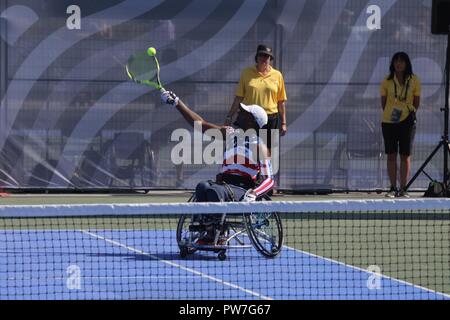 Le sergent de l'armée américaine a pris sa retraite Andersom Roosevelt Jr. trains pour le tennis en fauteuil roulant à l'événement 2017 Invictus Games, Toronto, Canada, le 23 septembre 2017. L'Invictus 23-30 Septembre, jeux, est un programme international de style paralympique, évènement multi-sport, créé par le prince Harry de Galles, où blessés, malades ou blessés, le personnel des forces armées et les anciens combattants participent aux sports, notamment le basket-ball en fauteuil roulant, rugby en fauteuil roulant, le volleyball assis, tir à l'arc, randonnée à vélo, tennis en fauteuil roulant, dynamophilie, golf, natation, et l'aviron en salle. Banque D'Images