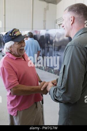 Le colonel Jason Woodworth, le Marine Corps Air Station Miramar commandant, grâce un vétéran du Vietnam qui suit directement l'épinglage de revers que la cérémonie a eu lieu dans le cadre du 2017 MCAS Miramar Air Show au MCAS Miramar, Californie, 23 septembre. Le thème pour le salon est "un hommage aux anciens combattants du Vietnam" et dispose de plusieurs représentations et affiche reconnaissant les immenses sacrifices consentis par nos frères et sœurs vétéran du Vietnam. Leur service était largement sous-estimé à l'époque où l'appui à l'armée n'était pas aussi répandue qu'il est maintenant. Banque D'Images