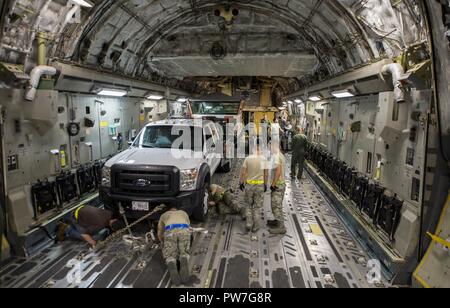 Aviateurs du 437e Escadron Port Aérien sécurisé contrôle d'équipement pour tous les dangers pour la sécurité, le 23 septembre 2017, à Joint Base Charleston, S.C. aviateurs de JB Charleston a fourni des efforts de secours à ceux qui ont été récemment touchés par les ouragans Irma et Maria. Ils ont apporté des éléments de support inclus palettes de repas prêts à manger, les cas de l'eau et une tour de contrôle mobile de la circulation aérienne à l'appui des opérations de secours de saint Thomas l'aéroport Cyril E. King. Banque D'Images