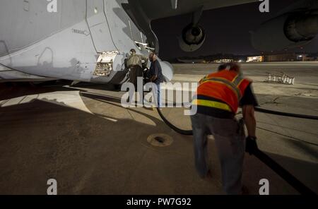 Aviateurs du 437e Escadron de maintenance des aéronefs et de la 94e Escadre de transport aérien un carburant Globemaster III, 23 septembre 2017, à Dobbins Air Reserve Base, Ga. aviateurs de JB Charleston a fourni des efforts de secours à ceux qui ont été récemment touchés par les ouragans Irma et Maria. Ils ont apporté des éléments de support inclus palettes de repas prêts à manger, les cas de l'eau et une tour de contrôle mobile de la circulation aérienne à l'appui des opérations de secours de saint Thomas l'aéroport Cyril E. King. Banque D'Images