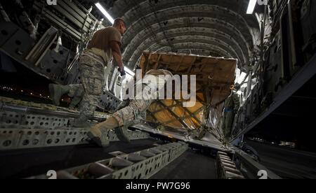 Le sergent de l'US Air Force. Terrico Cadogan, affecté à la 42e Escadron, Port de l'antenne fret pousse dans un C-17 Globemaster III, 23 septembre 2017, à Dobbins Air Reserve Base, Ga. aviateurs affectés à une base commune Charleston fournis les efforts de secours à ceux qui ont été récemment touchés par les ouragans Irma et Maria. Ils ont apporté des éléments de support inclus palettes de repas prêts à manger, les cas de l'eau et une tour de contrôle mobile de la circulation aérienne à l'appui des opérations de secours de saint Thomas l'aéroport Cyril E. King. Banque D'Images