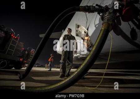 Le s.. Zach Brammer, un chef d'équipage de vol du 437e Escadron de maintenance des aéronefs, supervise le ravitaillement d'un C-17 Globemaster III, 23 septembre 2017, à Dobbins Air Reserve Base, Ga. aviateurs de JB Charleston a fourni des efforts de secours à ceux qui ont été récemment touchés par les ouragans Irma et Maria. Ils ont apporté des éléments de support inclus palettes de repas prêts à manger, les cas de l'eau et une tour de contrôle mobile de la circulation aérienne à l'appui des opérations de secours de saint Thomas l'aéroport Cyril E. King. Banque D'Images