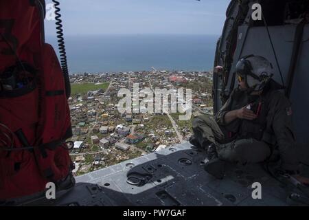 La DOMINIQUE (sept. 23, 2017) Aircrewman Naval (hélicoptères) 2e classe Logan enquêtes Parkinson dégâts sur l'île de la Dominique à la suite de l'arrivée de l'Ouragan Maria. Le ministère de la Défense soutient l'Agence des États-Unis pour le développement international (USAID), le principal organisme fédéral, en aidant les personnes touchées par l'Ouragan Maria afin de minimiser la souffrance et est une composante de l'ensemble de l'intervention. Banque D'Images