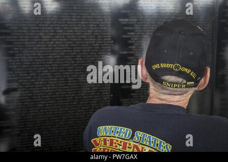 Un vétéran du Vietnam observe les noms gravés sur le mur du Vietnam Mobile, également appelé le mur AV, après une cérémonie au cours de l'épinglage 2017 Marine Corps Air Station Miramar Air Show au MCAS Miramar, Californie, 23 septembre. Mur AV bénévoles, membres de la famille et le service actif les membres de service donné épinglettes pour les anciens combattants du Vietnam pour commémorer leur service et exprimer ma gratitude. "Le 2017 MCAS Miramar Air Show permet au public et aux membres actuels de l'occasion pour remercier les anciens combattants de la guerre du Vietnam, a déclaré le Colonel Jason Woodworth, commandant du MCAS Miramar. "Nos g Banque D'Images