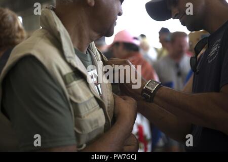 Un fils donne une épinglette à son père de reconnaître son service pendant la guerre du Vietnam, au cours d'une cérémonie à l'épinglage 2017 Marine Corps Air Station Miramar Air Show sur MCAS Miramar, Californie, 22 septembre. "Le 2017 MCAS Miramar Air Show permet au public et aux membres actuels de l'occasion pour remercier les anciens combattants de la guerre du Vietnam, a déclaré le Colonel Jason Woodworth, commandant du MCAS Miramar. "Notre objectif est de rappeler les anciens combattants que le pays s'intéresse à eux et les valeurs réellement le sacrifice qu'ils ont fait pour le peuple américain, indépendamment de la façon dont ils ont été traités lors de leur première Banque D'Images