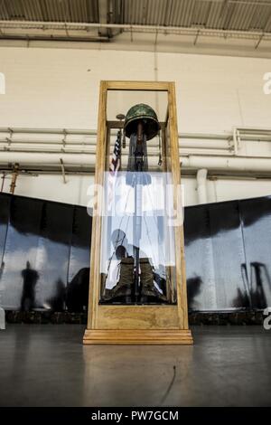 Les anciens combattants, les membres de la famille et autres invités reposer de côté lors de l'invocation d'une cérémonie de l'épinglage au Mobile Vietnam Memorial Wall, également connu sous le nom de mur AV, au cours de la 2017 Marine Corps Air Station Miramar Air Show au MCAS Miramar, Californie, 23 septembre. Mur AV bénévoles, membres de la famille et le service actif les membres de service donné épinglettes pour les anciens combattants du Vietnam pour commémorer leur service et exprimer ma gratitude. Banque D'Images