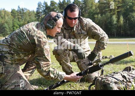 Le colonel de l'Armée américaine William Lindner, droite, Chef d'état-major de la 7e armée le commandement de l'instruction (7e CAT), parle à un soldat de la République tchèque au cours de l'Escouade Sniper mieux à la 7e compétition de la zone d'entraînement Grafenwoehr ATC, Allemagne, 24 septembre 2017. L'Escouade Sniper mieux la concurrence est un stimulant de la concurrence l'Europe de l'armée américaine l'armée de toute l'Europe de la concurrence et améliorer le travail d'équipe avec les alliés et les pays partenaires. Le concours est par conception multinationale et implique les unités des 14 pays. Banque D'Images