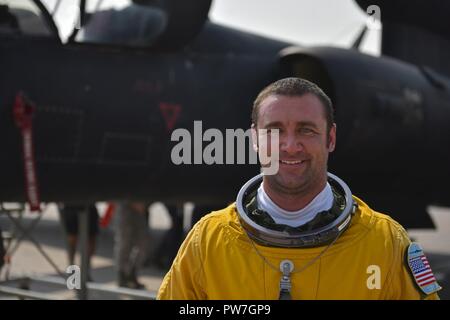 Le commandant Cody, U-2 Dragon Lady pilote avec le 99e Escadron de chasse de l'expéditionnaire, pose pour une photo après une sortie à la base aérienne d'Al Dhafra, aux Émirats arabes unis, le 20 septembre 2017. U-2 apportent les pilotes haute altitude polyvalent de renseignement, de surveillance et de reconnaissance au Groupe Force-Operation résoudre inhérent. Banque D'Images