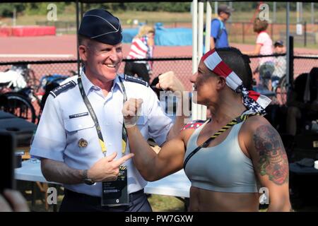 Vice-chef d'état-major de l'Armée Le Général Stephen W. Wilson parle avec le personnel. Le Sgt. Sebastiana Lopez-Arellano au stade des Lions de York (YOR), Toronto, Canada, le 24 septembre 2017. L'Invictus 23-30 Septembre, jeux, est un programme international de style paralympique, évènement multi-sport, créé par le prince Harry de Galles, où blessés, malades ou blessés, le personnel des forces armées et les anciens combattants participent aux sports, notamment le basket-ball en fauteuil roulant, rugby en fauteuil roulant, le volleyball assis, tir à l'arc, randonnée à vélo, tennis en fauteuil roulant, dynamophilie, golf, natation, et l'aviron en salle. Banque D'Images