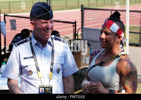 Vice-chef d'état-major de l'Armée Le Général Stephen W. Wilson parle avec le personnel. Le Sgt. Sebastiana Lopez-Arellano au stade des Lions de York (YOR), Toronto, Canada, le 24 septembre 2017. L'Invictus 23-30 Septembre, jeux, est un programme international de style paralympique, évènement multi-sport, créé par le prince Harry de Galles, où blessés, malades ou blessés, le personnel des forces armées et les anciens combattants participent aux sports, notamment le basket-ball en fauteuil roulant, rugby en fauteuil roulant, le volleyball assis, tir à l'arc, randonnée à vélo, tennis en fauteuil roulant, dynamophilie, golf, natation, et l'aviron en salle. Banque D'Images