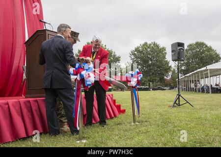 De gauche à droite, le Corps des Marines à la retraite, le général Mike Regner, Commandant national de la Marine Corps League Wendell Webb et le lieutenant-général Robert S. Walsh, commandant général, Marine Corps Combat Development Command, couper un ruban pour ouvrir la journée moderne Exposition militaire Marine Lejeune au champ, Marine Corps Base Quantico, en Virginie, le 19 septembre 2017. Ouvert au public, l'exposition est organisée chaque année pour afficher la progression de l'équipement et de la technologie utilisée pour la Marine moderne de jour. Banque D'Images